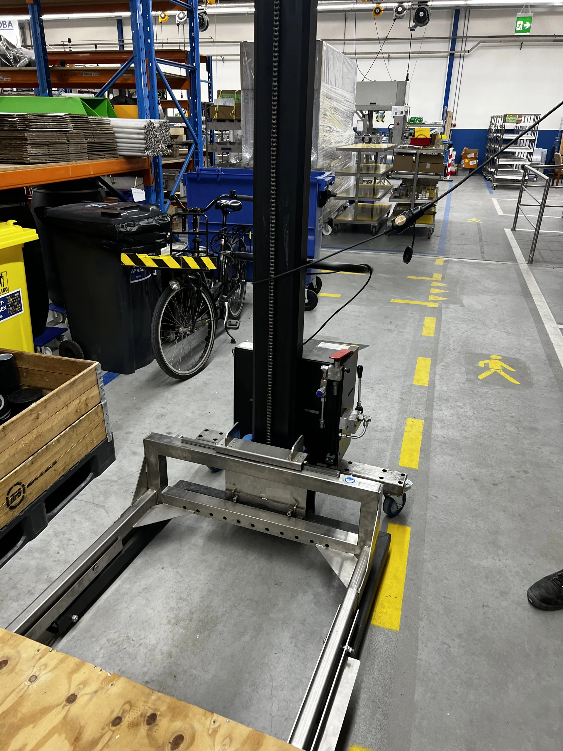 Black mast lift in a warehoue