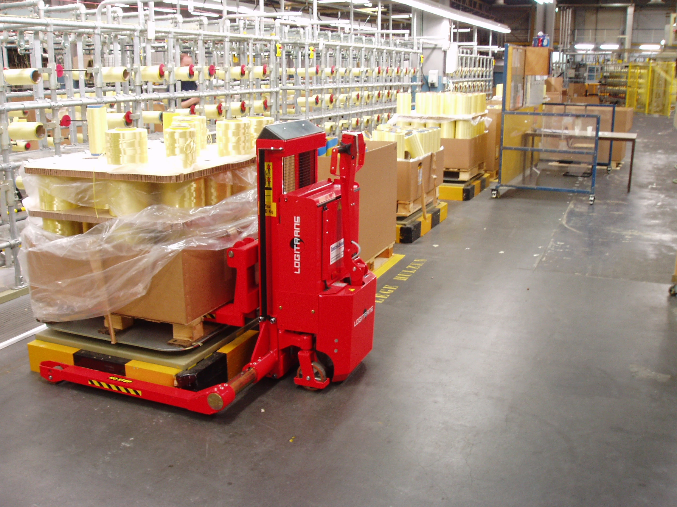 Pallet lift system in warehouse moving heavy products